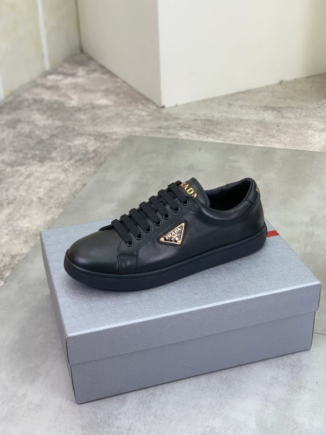 Men's shoes 💰P540💰【New model】The hot model is on the official website, 🆘 The trendy brand (Prada) mainly promotes the hot model, the avant-garde and versatile fashion men's shoes are privately modeled, the cowhide surface is spliced 1:1.. The fashion is simple, the original imported cowhide lining and the cowhide feet; the atmosphere and personality are more fashionable, eye-catching and pursuing class. It will subvert the old idea and be a must-have for fashion trendsetters with you! Must keep it for yourself! Tall and comfortable, large and low, high-end quality workmanship. Size: 38-45; 3️⃣colors available.